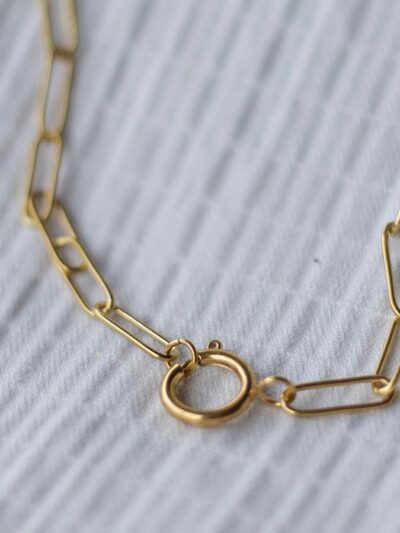 collar dorado cierre central